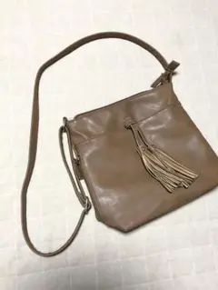 フリンジ付きベージュショルダーバッグ