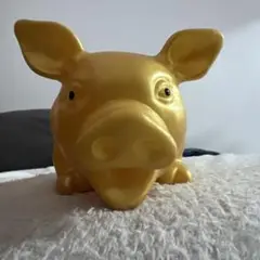 鳴く豚　金の豚