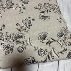 525 グレーベージュ 花柄スムースニット生地