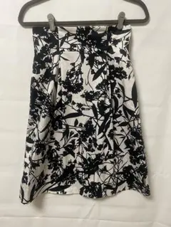 MAX&CO フラワープリント フレアスカート ひざ丈 モノトーン
