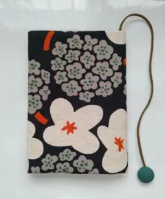 文庫本布のブックカバー　紫陽花と白い花