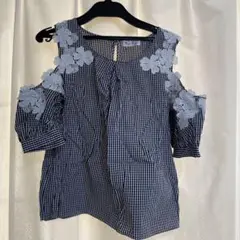 【新品　未使用】 byebye 肩あきトップス　花柄　シャツ