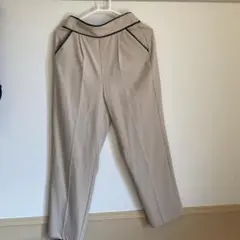 ベージュと黒のバイカラーハイウエストパンツ
