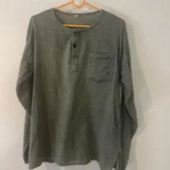 薄手の長袖シャツ