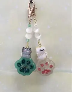 レジン肉球猫乗りキーホルダー【香箱座り・【招き猫】