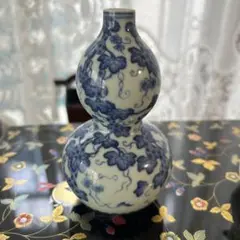 青と白の花模様の陶器花瓶（中国）