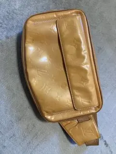 ルイ ヴィトン モノグラムヴェルニ フルトン ボディバッグ