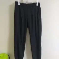 風を通すタックテーパードパンツ 黒