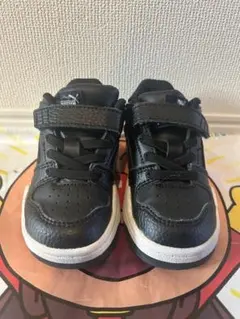 PUMA ブラックスニーカー