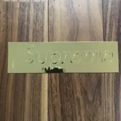 Supreme Embossed Metalick Goldステッカー