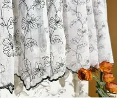 花柄刺繍　シアー　メッシュ　ホワイト　ブラック　フリル付きレースカーテン