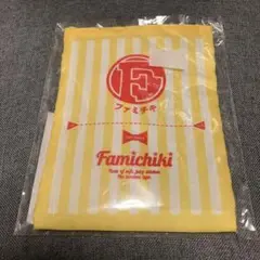 ファミマ　ファミリーマート　ファミチキ　サコッシュ