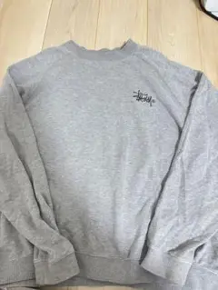 早い者勝ち！8月まで！Stüssy グレー ロゴ入り クルーネックスウェット