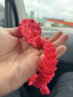 赤いドラゴン型フィギュア