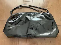 黒のエナメルのショルダーバッグ