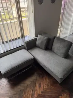 グレーのファブリック2人掛けソファ オットマン付き