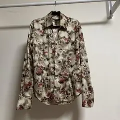 花柄のシャツです。