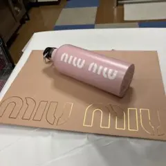 【新品未使用】miu miu ピンク 水筒とポーチ タンブラー カラビナ♡超レア MiuMiu(ミュウミュウ) タンブラー・水筒(ライフスタイル) - 海外