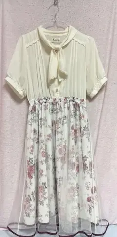 axes femme アイボリー フラワー柄 ワンピース