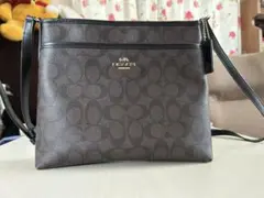 COACH シグネチャー柄・クロスボディバッグ