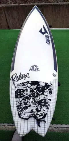 ジャスティス＋チリ　PINACOLADA 5'6\"　フィン付き 2025年最新】JUSTICE SURFBOARD ショートボードの人気アイテム