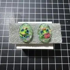カエル王冠デザインレジンピアス