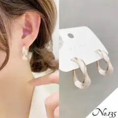 【新品】パール柄ツイストピアス アクセサリー 韓国 ゴールド レディース