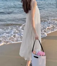 【夏コーデ】ホワイト キャミワンピース フレアシルエット