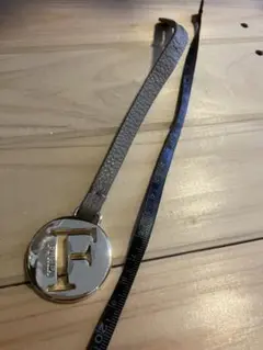 FURLA ロゴチャーム　ゴールド　グレー