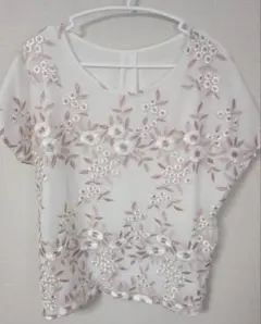 刺繍入りホワイトトップス