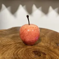 ピンクのリンゴ型装飾品