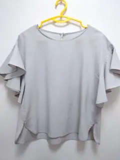 【美品】グレー フリル袖 半袖 トップス