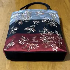 トートバッグ　ファスナー付き　刺繍入り
