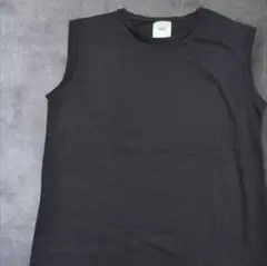 黒のノースリーブTシャツ