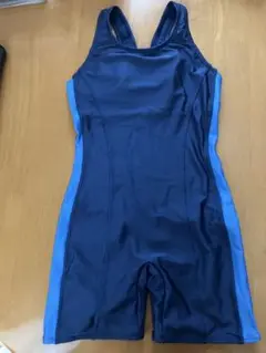 ネイビーとブルーの水泳用タンクスーツ