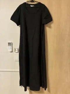 黒の半袖ひざ丈ワンピース　ユニクロ