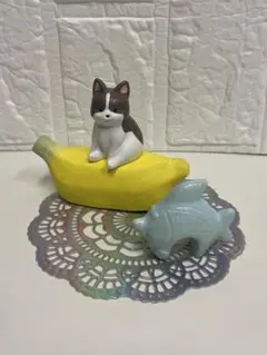 バナナボードに乗って波乗りするフレンチブルドッグくん