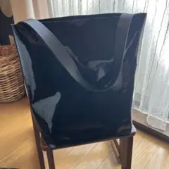 テンベア　ブラック光沢ショルダーバッグ