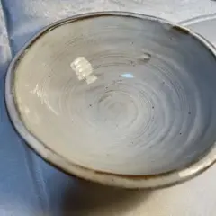 白い陶器製丸型ボウル K印