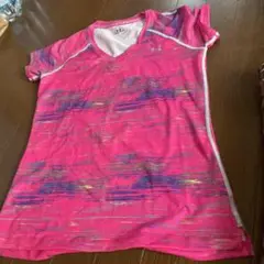 Under Armour ピンク Vネック Tシャツ