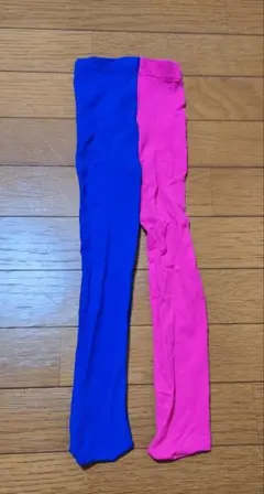 青とピンクのストレッチタイツ