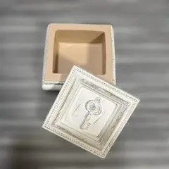 白アンティーク小物入れ 鍵モチーフ