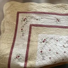 ⭐️可愛い❣️花柄刺繍入りキルティング生地　マット　カーペット　カバー