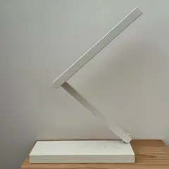 【美品】「無印良品」ＬＥＤ平面発光コンパクトデスクライト 折りたたみ式