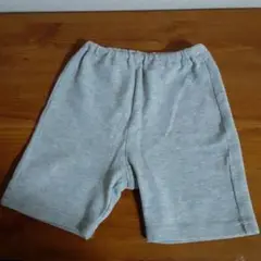 グレーのポケット付きハーフパンツ