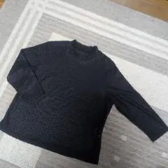 黒い網目模様のトップス