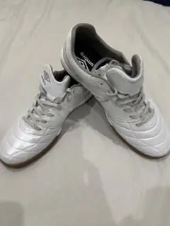 umbro フットサルシューズ グレー