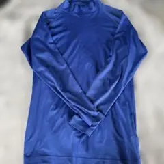 青い長袖アンダーシャツ