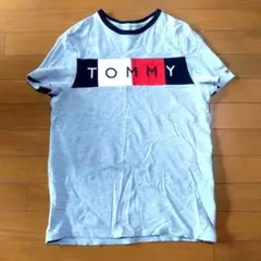 Tommy ロゴ入り グレー Tシャツ