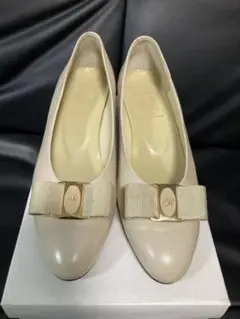 パンプス　ベージュ系　23センチ